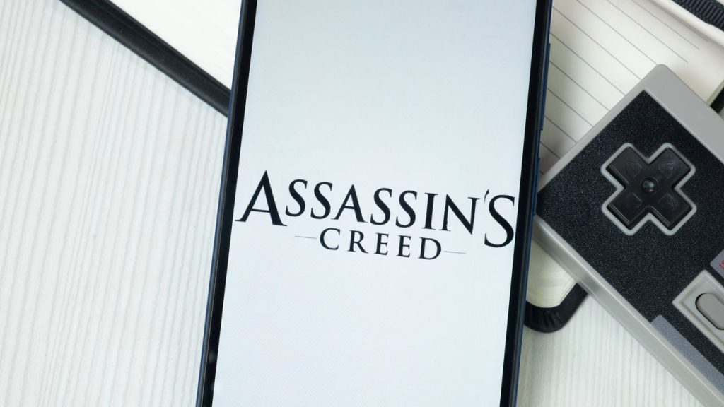 Celular com logo do Assassin's Creed - Créditos: depositphotos.com / postmodernstudio