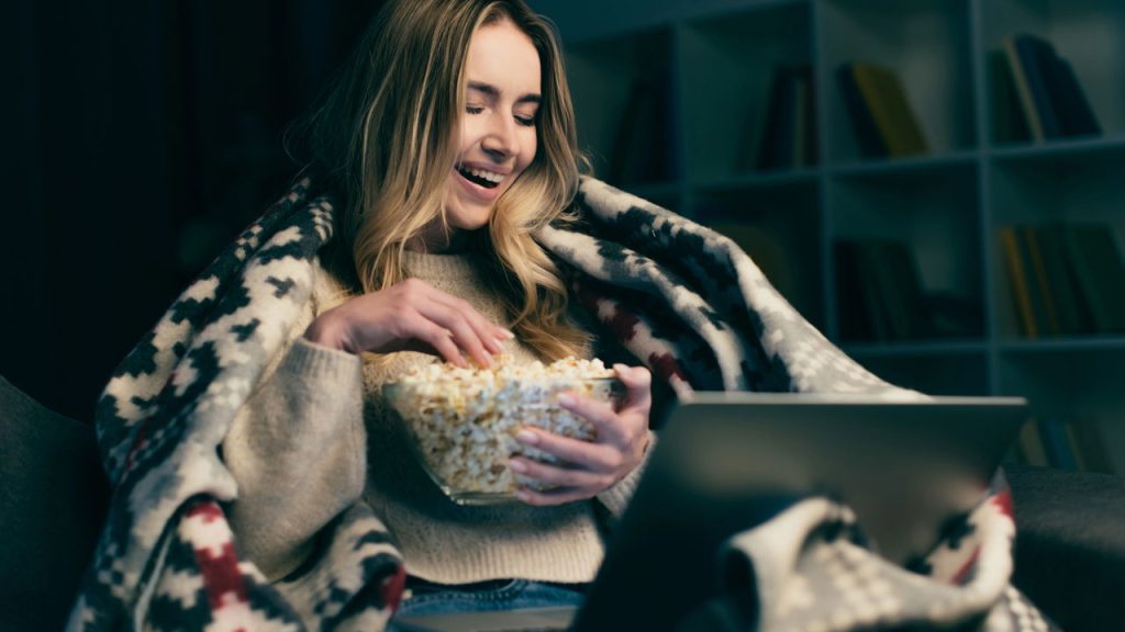 Mulher assistindo filme - Créditos: depositphotos.com / AllaSerebrina