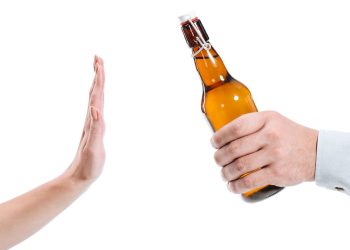 Negando bebida alcoólica - Créditos: depositphotos.com / EdZbarzhyvetsky