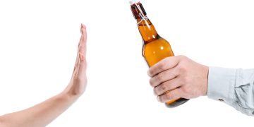 Negando bebida alcoólica - Créditos: depositphotos.com / EdZbarzhyvetsky