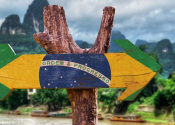 Placa de madeira com bandeira do Brasil - Créditos: depositphotos.com / gustavofrazao