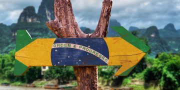 Placa de madeira com bandeira do Brasil - Créditos: depositphotos.com / gustavofrazao