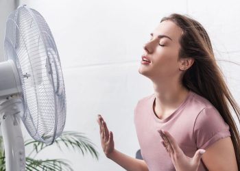 Jovem com muito calor - Créditos: depositphotos.com / HayDmitriy