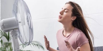Jovem com muito calor - Créditos: depositphotos.com / HayDmitriy