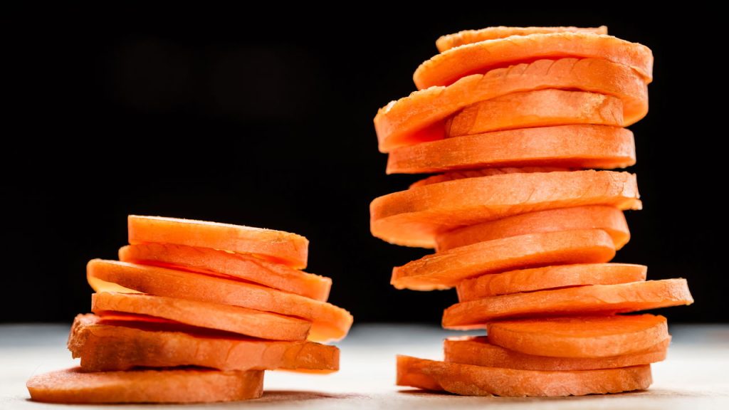 Cenoura cortada - Créditos: depositphotos.com / VadimVasenin