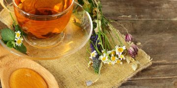 Chá de camomila - Créditos: depositphotos.com / MillaFedotova