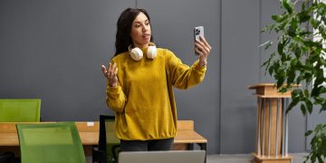 Mulher em chamada no celular - Créditos: depositphotos.com / HayDmitriy