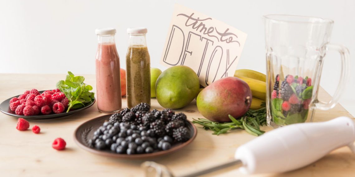 Sucos detox e ingredientes - Créditos: depositphotos.com / ViktoriaSapata