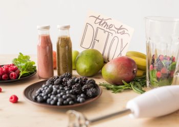 Sucos detox e ingredientes - Créditos: depositphotos.com / ViktoriaSapata
