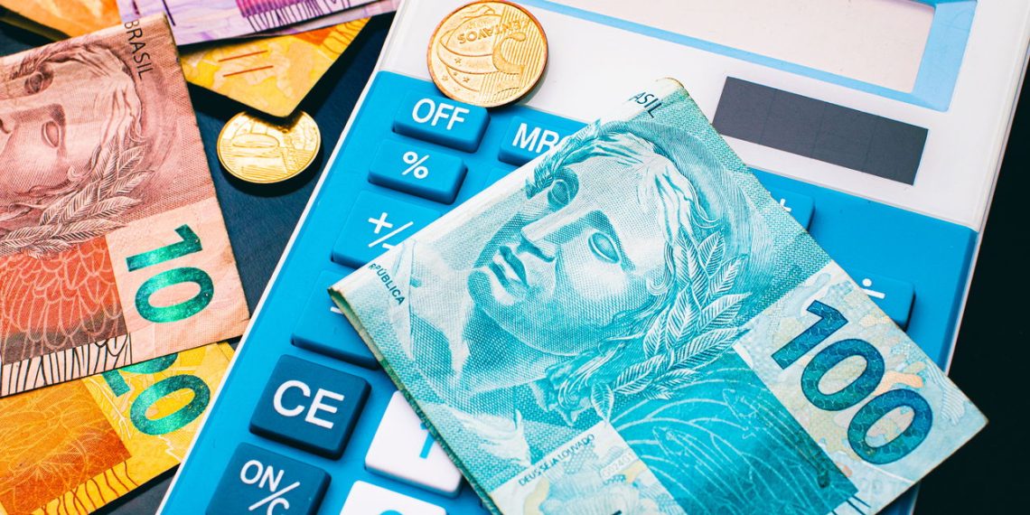 Calculadora e dinheiro Brasil - Créditos: depositphotos.com / rmcarvalhobsb