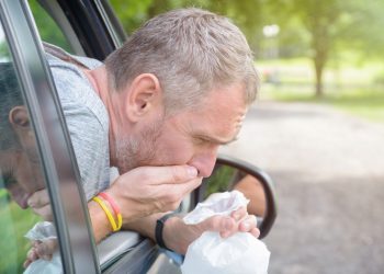 Homem sentindo enjoo em carro - Créditos: depositphotos.com / Amaviael