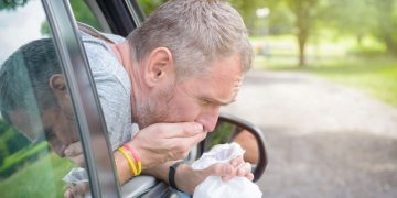 Homem sentindo enjoo em carro - Créditos: depositphotos.com / Amaviael