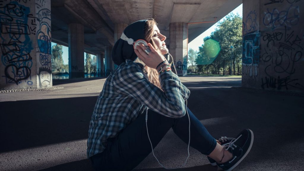 Moça escutando música - Créditos: depositphotos.com / peusa