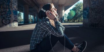 Moça escutando música - Créditos: depositphotos.com / peusa