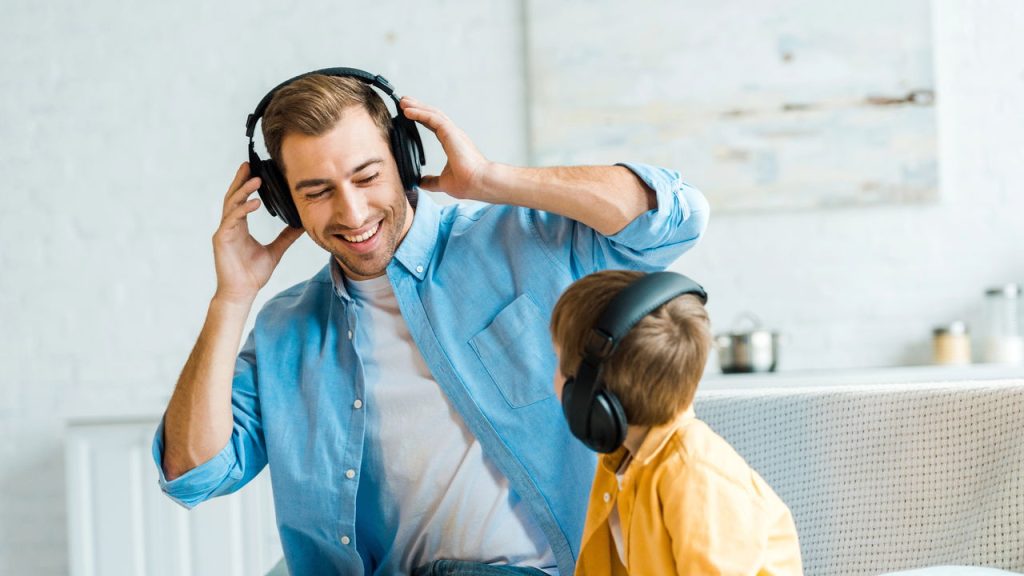 Pai escutando música com filho - Créditos: depositphotos.com / IgorVetushko