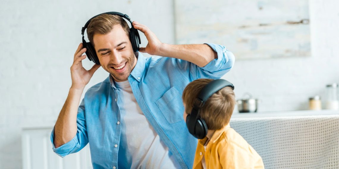 Pai escutando música com filho - Créditos: depositphotos.com / IgorVetushko