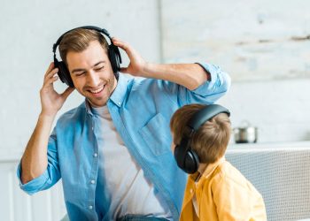 Pai escutando música com filho - Créditos: depositphotos.com / IgorVetushko