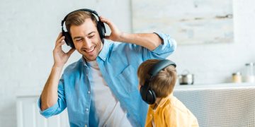 Pai escutando música com filho - Créditos: depositphotos.com / IgorVetushko