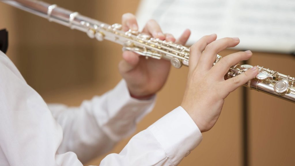 Homem tocando flauta - Créditos: depositphotos.com / aspsvz