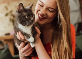 Moça com seu gato de estimação - Créditos: depositphotos.com / VitalikRadko