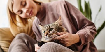 Mulher com seu gato - Créditos: depositphotos.com / HayDmitriy