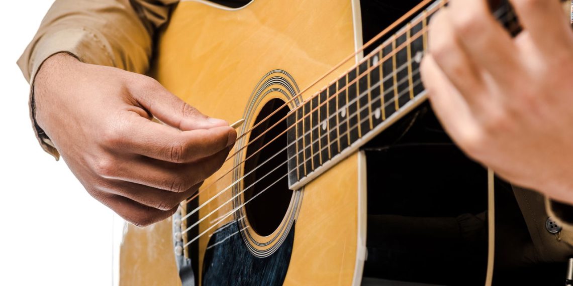 Homem tocando violão - Créditos: depositphotos.com / AndrewLozovyi