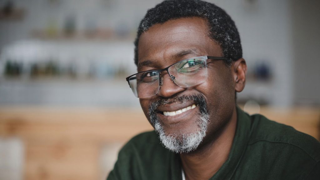 Rapaz sorrindo - Créditos: depositphotos.com / IgorTishenko