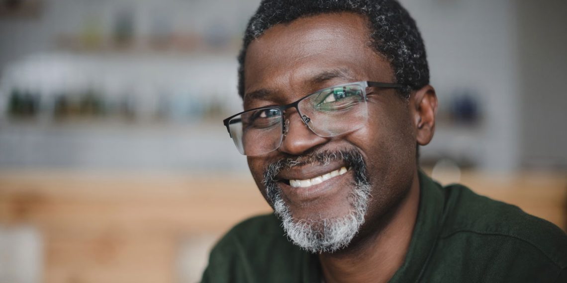 Rapaz sorrindo - Créditos: depositphotos.com / IgorTishenko