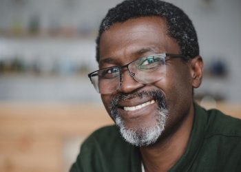 Rapaz sorrindo - Créditos: depositphotos.com / IgorTishenko