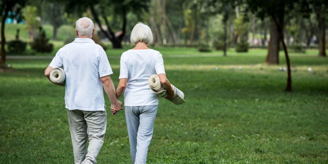 Casal de idoso caminhando - Créditos: depositphotos.com / AllaSerebrina