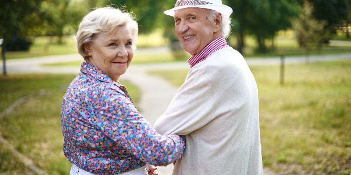 Casal de idosos caminhando - Créditos: depositphotos.com / pressmaster