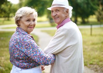 Casal de idosos caminhando - Créditos: depositphotos.com / pressmaster