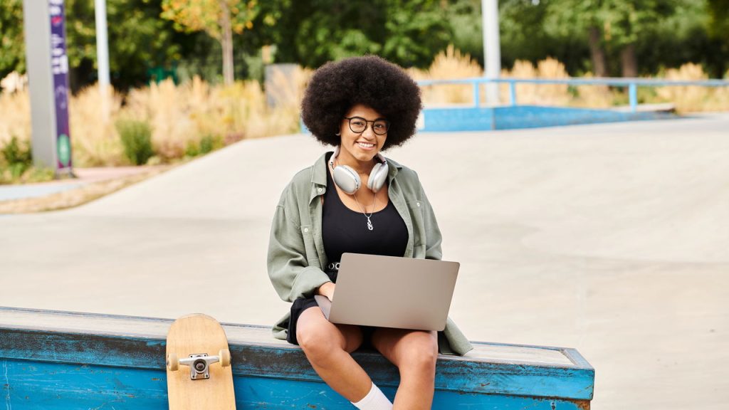 Moça trabalhando no Laptop - Créditos: depositphotos.com / IgorVetushko