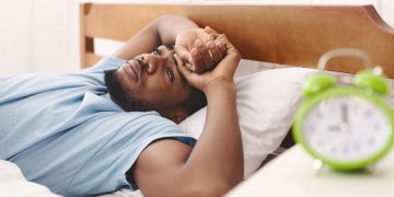 Homem com insônia - Créditos: depositphotos.com / Milkos