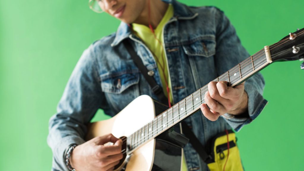Homem tocando violão - Créditos: depositphotos.com / VitalikRadko