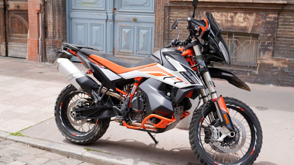 KTM 790 Adventure R - Créditos: depositphotos.com / OceanProd