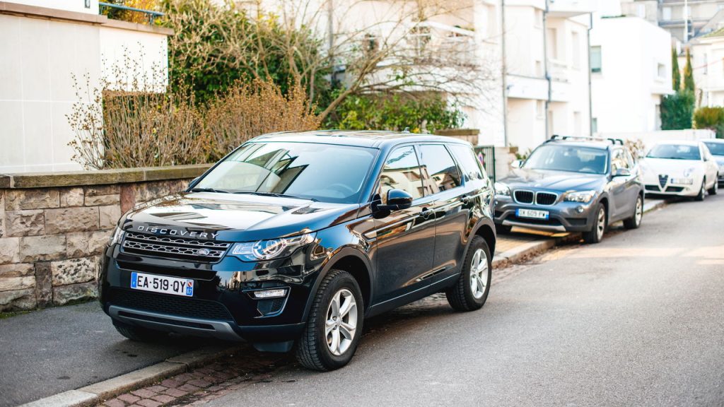Land Rover Discovery estacionada - Créditos: depositphotos.com / ifeelstock