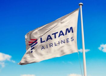Bandeira com logo da LATAM Airlines - Créditos: depositphotos.com / rafapress