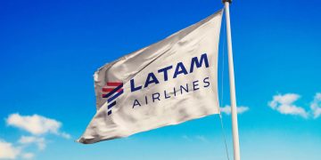 Bandeira com logo da LATAM Airlines - Créditos: depositphotos.com / rafapress