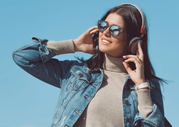 Moça ouvindo música - Créditos: depositphotos.com / ArturVerkhovetskiy