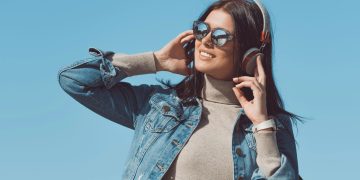 Moça ouvindo música - Créditos: depositphotos.com / ArturVerkhovetskiy