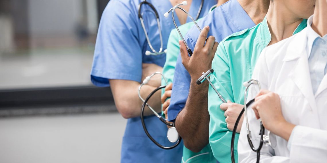 Profissionais de medicina - Créditos: depositphotos.com / AlexFedorenko
