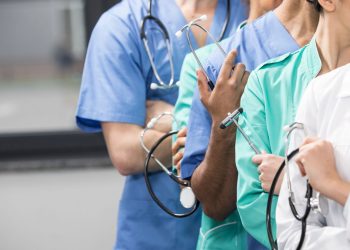 Profissionais de medicina - Créditos: depositphotos.com / AlexFedorenko
