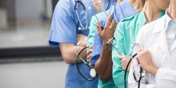 Profissionais de medicina - Créditos: depositphotos.com / AlexFedorenko