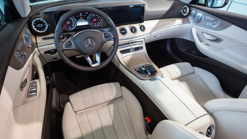 Interior de Mercedes-Benz Cabrio - Créditos: depositphotos.com / Patryk_Kosmider