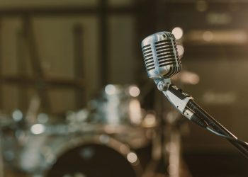 Microfone em estúdio de música - Créditos: depositphotos.com / ArturVerkhovetskiy