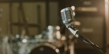 Microfone em estúdio de música - Créditos: depositphotos.com / ArturVerkhovetskiy