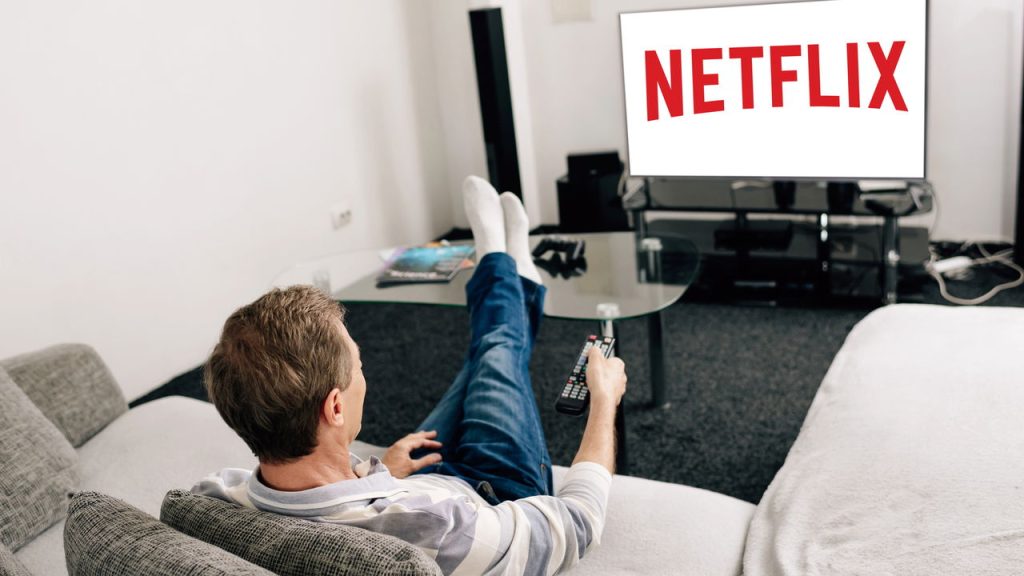 Homem vendo Netflix - Créditos: depositphotos.com / AndrewLozovyi