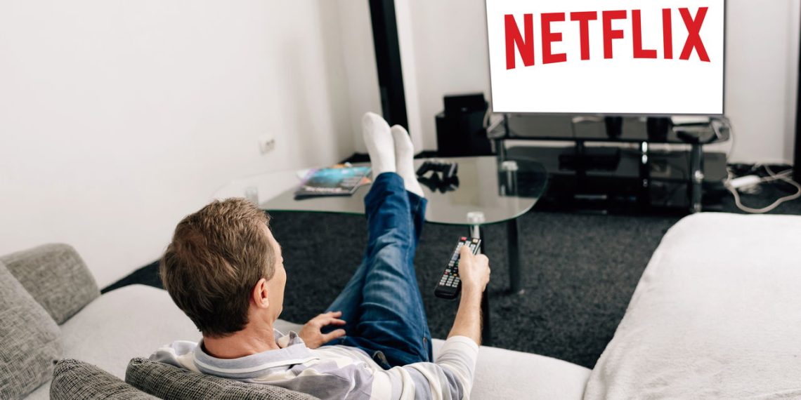 Homem vendo Netflix - Créditos: depositphotos.com / AndrewLozovyi
