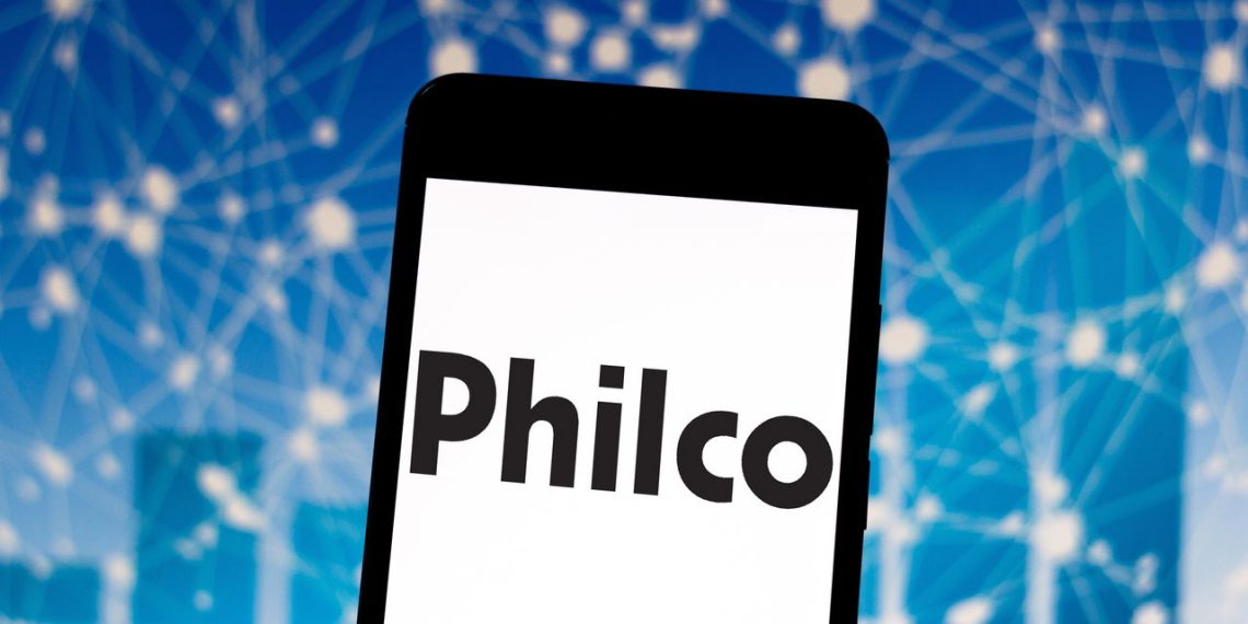 Celular com logo Philco - Créditos: depositphotos.com / rafapress